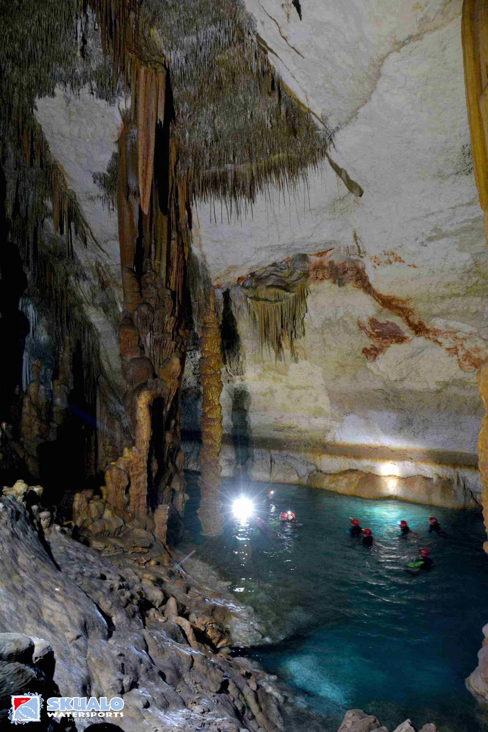 Families swimming during a guided Mallorca sea activity